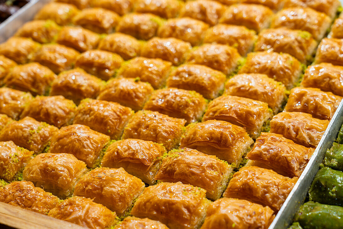 Detail der traditionellen türkischen Süßspeise Baklava,Ägyptischer Basar (Gewürzbasar-Markt),Eminonu,Bezirk Fatih,Provinz Istanbul,Türkei,Europa