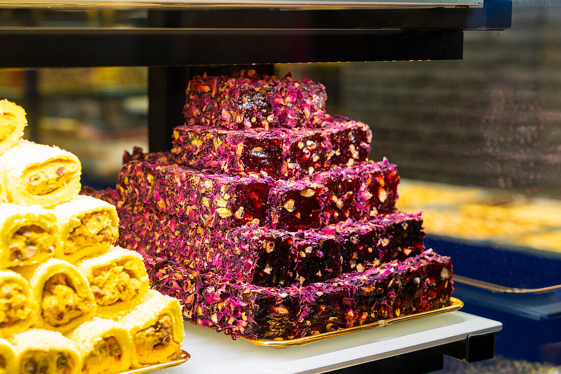 Detail der traditionellen süßen türkischen Nachspeise Baklava,Ägyptischer Basar (Gewürzbasar-Markt),Istanbul,Türkei