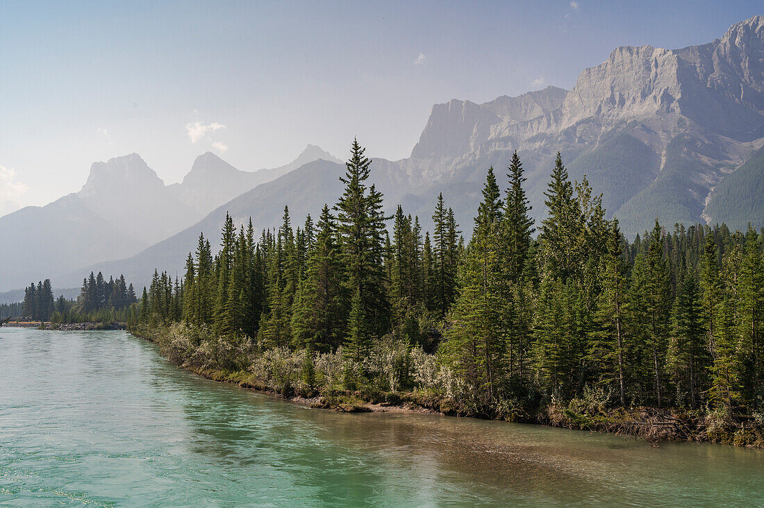 Bow River und Mount Lawrence Grassi an einem dunstigen Sommerabend,verursacht durch Wildtierrauch,Canmore,Alberta,Kanadische Rocky Mountains,Kanada,Nordamerika