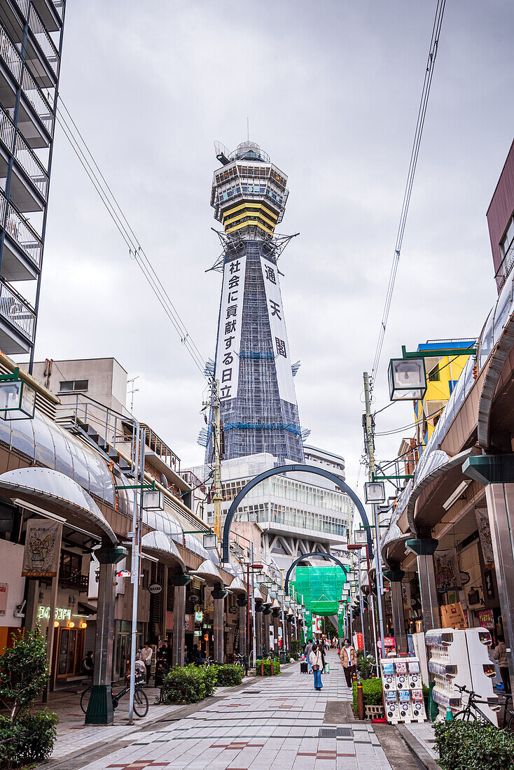 Tsutenkaku-Turm in Shinsekai (Shin Sekai) (Neue Welt),Osaka,Honshu,Japan,Asien