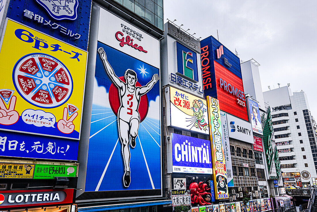 Dotonbori Glico Sign Wahrzeichen,lebhafte Werbung,Osaka,Honshu,Japan,Asien