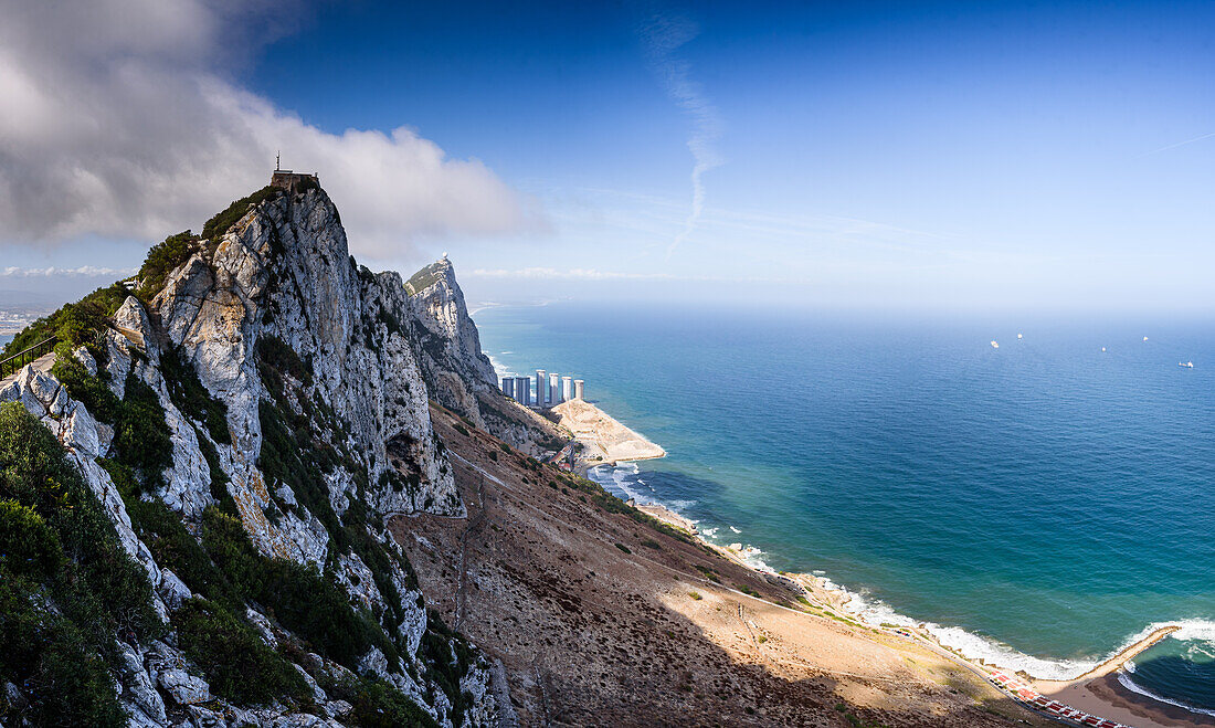 Beeindruckender Panoramablick über den Felsen von Gibraltar und die Halbinsel,Blick über die weißen Klippen auf das Mittelmeer und das spanische Festland,Gibraltar,Europa