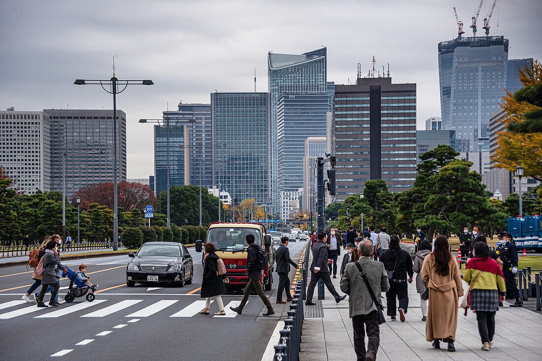 Belebte Bürgersteige und Wolkenkratzer im Zentrum von Tokio,Honshu,Japan,Asien