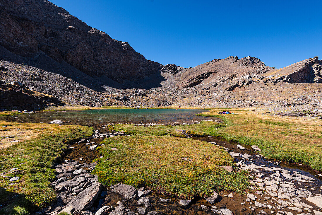 Bergsee,Laguna Larga,am Fuße des Mulhacen,Spaniens höchstem Berg in der Sierra Nevada,Andalusien,Spanien,Europa