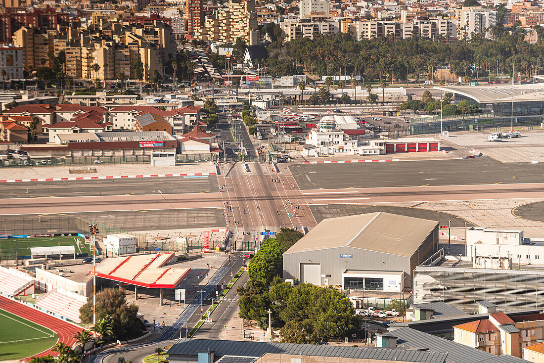 Luftaufnahme des Flughafengeländes von Gibraltar und der Linea de la Concepcion,Gibraltar,Europa