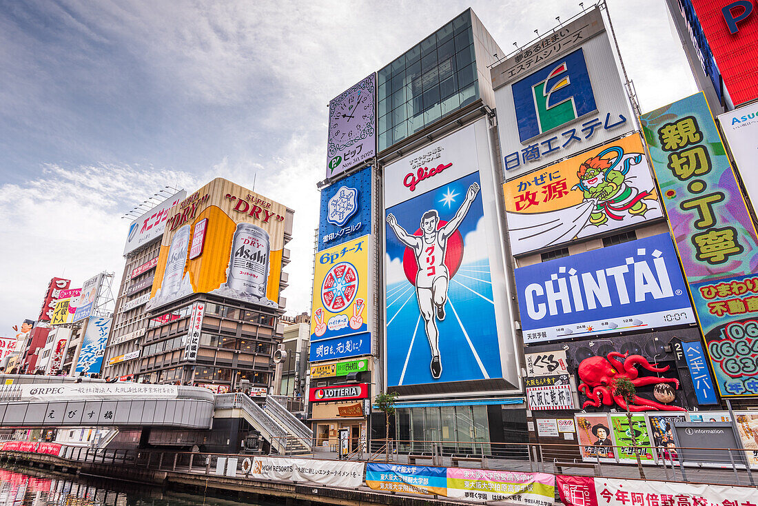 Glico-Schild von Dotonbori,pulsierendes Vergnügungsviertel am Fluss,Osaka,Honshu,Japan,Asien