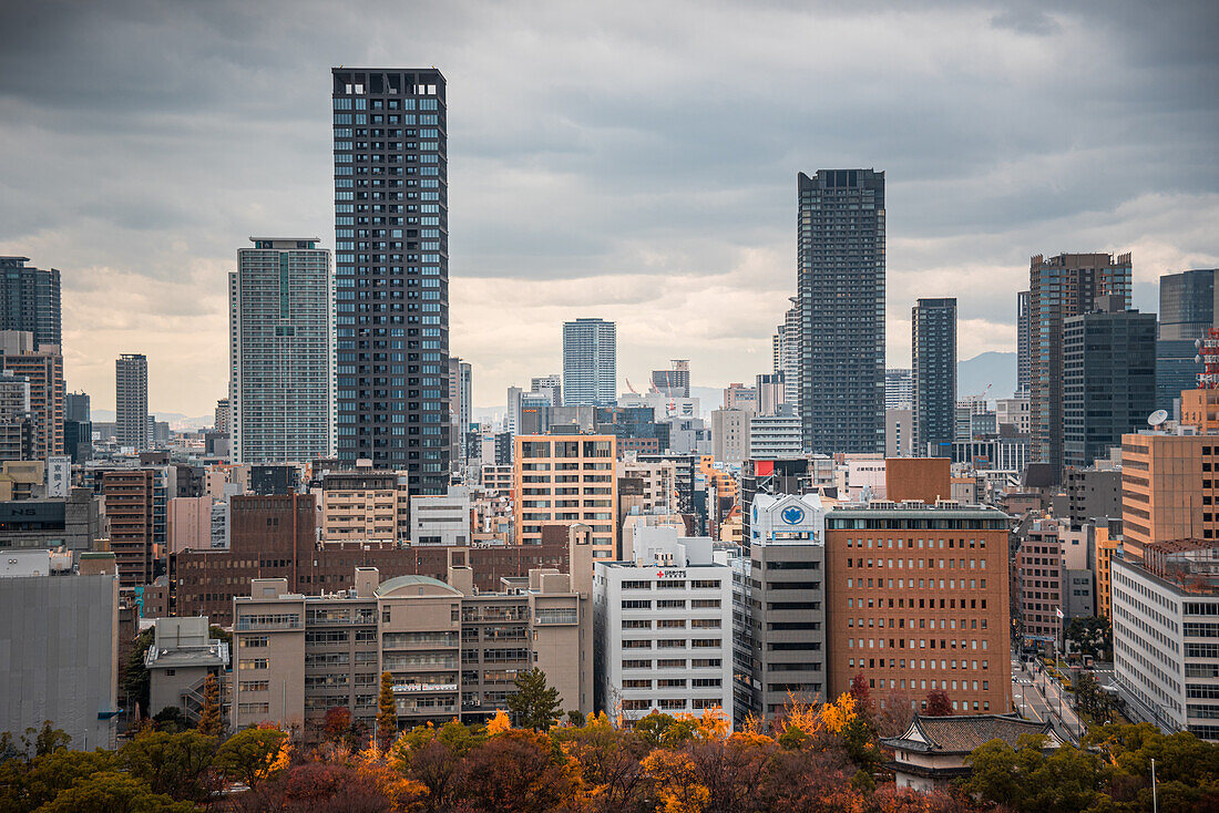 Wolkenkratzer von Osaka an einem Herbsttag,Osaka,Honshu,Japan,Asien