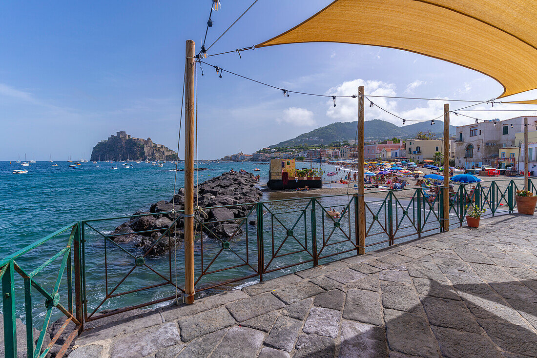 Blick auf den Strand Miramare e Castello und die Burg Aragonese im Hintergrund,Hafen von Ischia,Insel Ischia,Kampanien,Italien,Europa