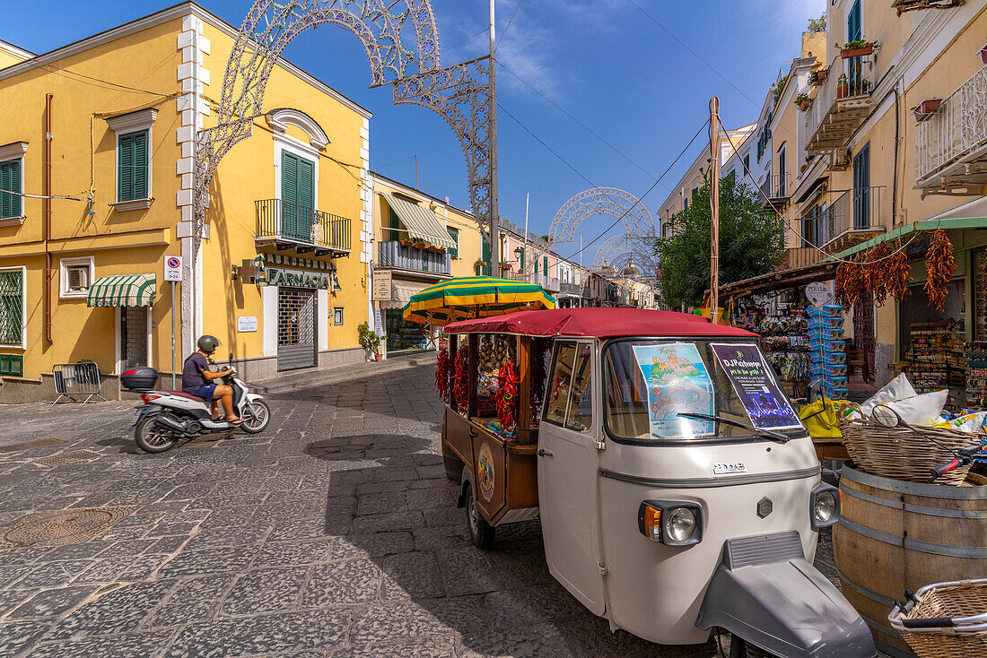 Blick auf Geschäfte und Gebäude in der Nähe des Castello Aragonese,Hafen von Ischia,Insel Ischia,Kampanien,Italien,Europa