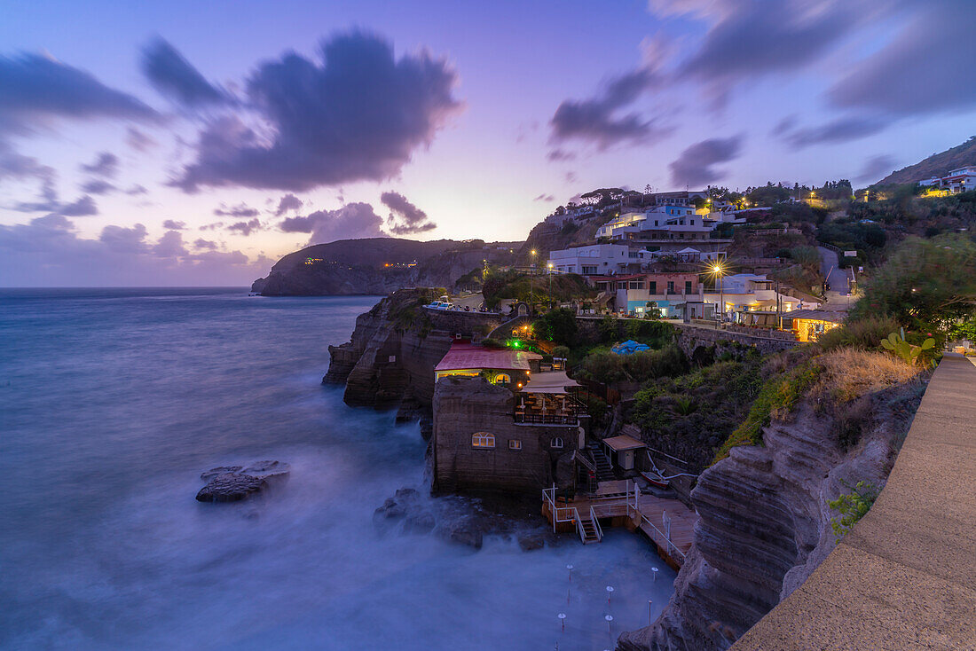 Blick auf die Küstenlinie in der Abenddämmerung von Sant'Angelo,Sant'Angelo,Insel Ischia,Kampanien,Italien,Europa