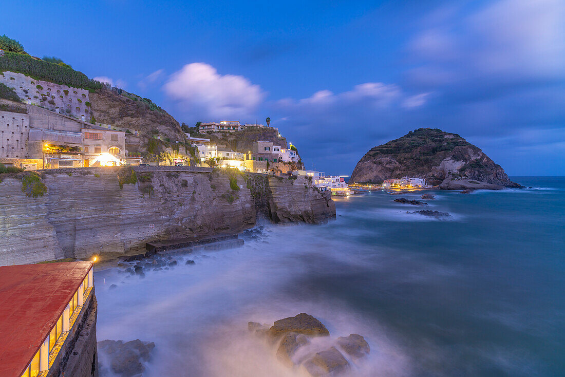 Blick auf Torre di Sant'Angelo von erhöhter Position in Sant'Angelo in der Abenddämmerung,Sant'Angelo,Insel Ischia,Kampanien,Italien,Europa