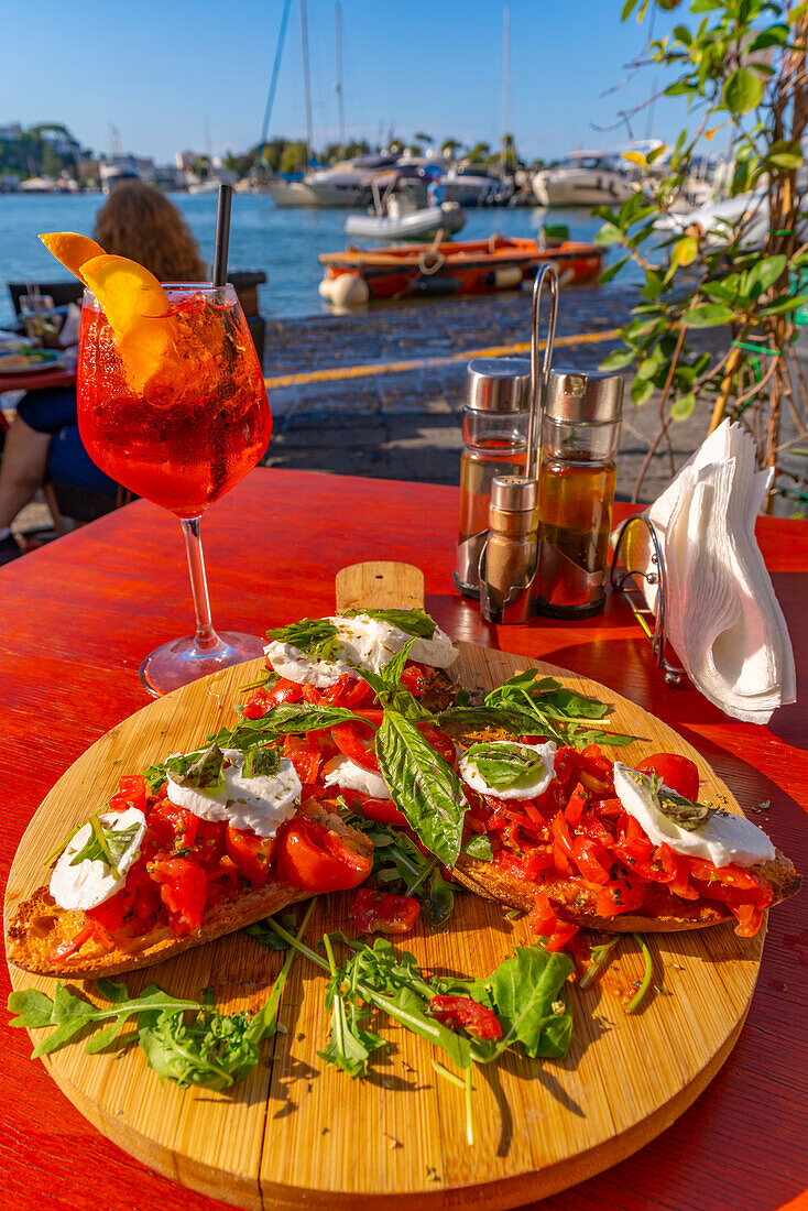 Blick auf italienische Bruschetta in einem Restaurant in Porto d'Ischia (Hafen von Ischia),Insel Ischia,Kampanien,Italien,Europa