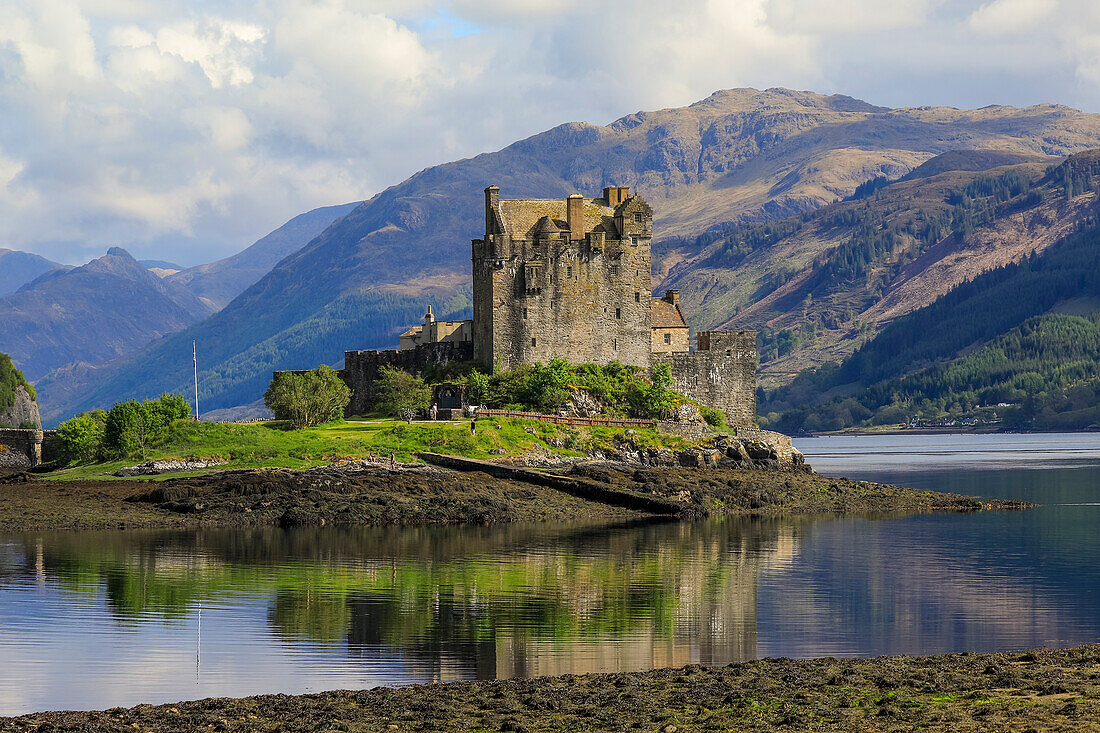 Malerisches Eilean Donan Castle aus dem 13. Jahrhundert auf einer Gezeiteninsel am Kyle of Loch Alsh,Eilean Donan,Dornie,Kyle of Loch Alsh,West Highlands,Schottland,Vereinigtes Königreich,Europa