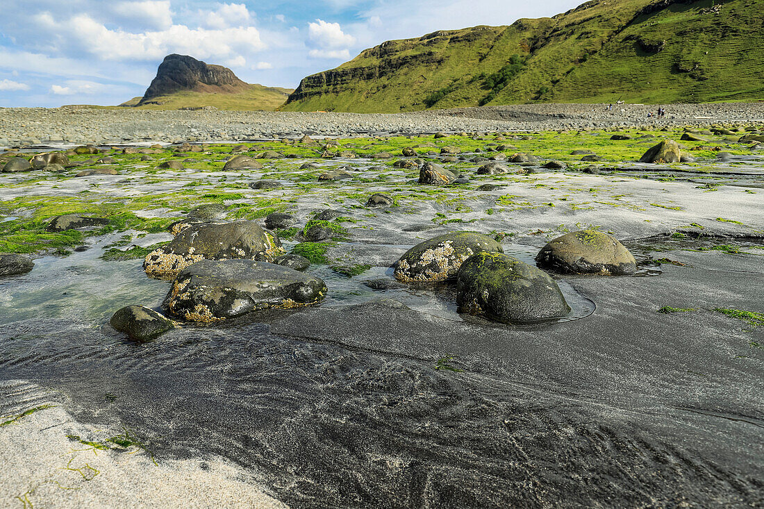 Der Strand mit weißem und schwarzem Sand und die Flussmündung bei Talisker mit Preshal More dahinter,beides SSSI-Standorte für die Geologie und die biologischen Lebensräume der tertiären Basaltlava,Talisker Bay,Carbost,Skye,Innere Hebriden,Schottland,Vereinigtes Königreich,Europa