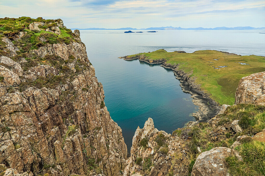 View from the Rubha Hunish lookout bothy to the Shiant Isles and Harris from the most northern tip of Skye, an SSSI due to its igneous geology and maritime cliffs, Rubha Hunish, Duntulm, Skye, Inner Hebrides, Scotland, United Kingdom, Europe