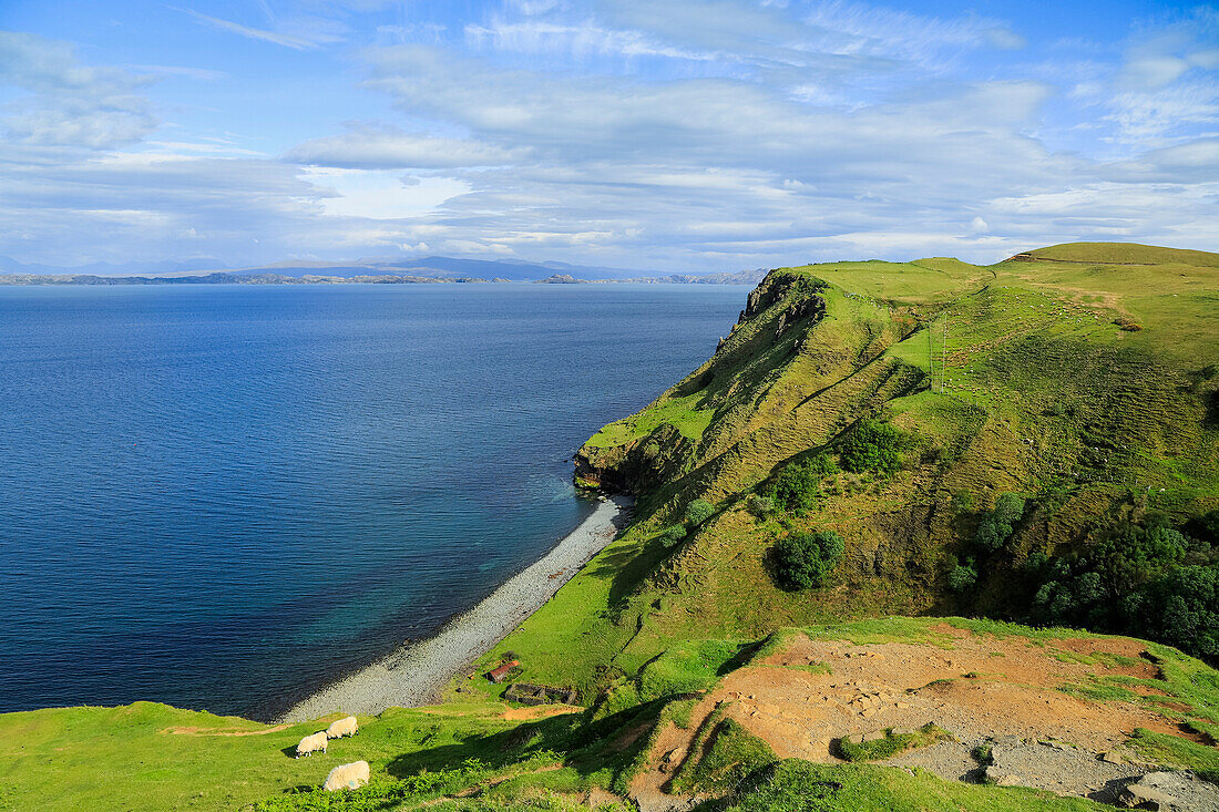 Blick vom Aussichtspunkt am Lealt River auf die Ruinen der Fabrik am Strand von Inver Tote,in der Kieselgur,das zur Herstellung von Dynamit verwendet wurde,verarbeitet und verschifft wurde,Lealt Falls,An Leth-allt,Portree,Skye,Innere Hebriden,Schottland,Vereinigtes Königreich,Europa