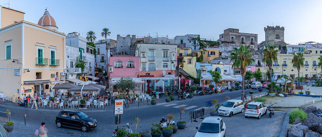 Blick auf Cafés und Bars in der Via Marina bei Sonnenuntergang,Forio,Insel Ischia,Kampanien,Italien,Europa