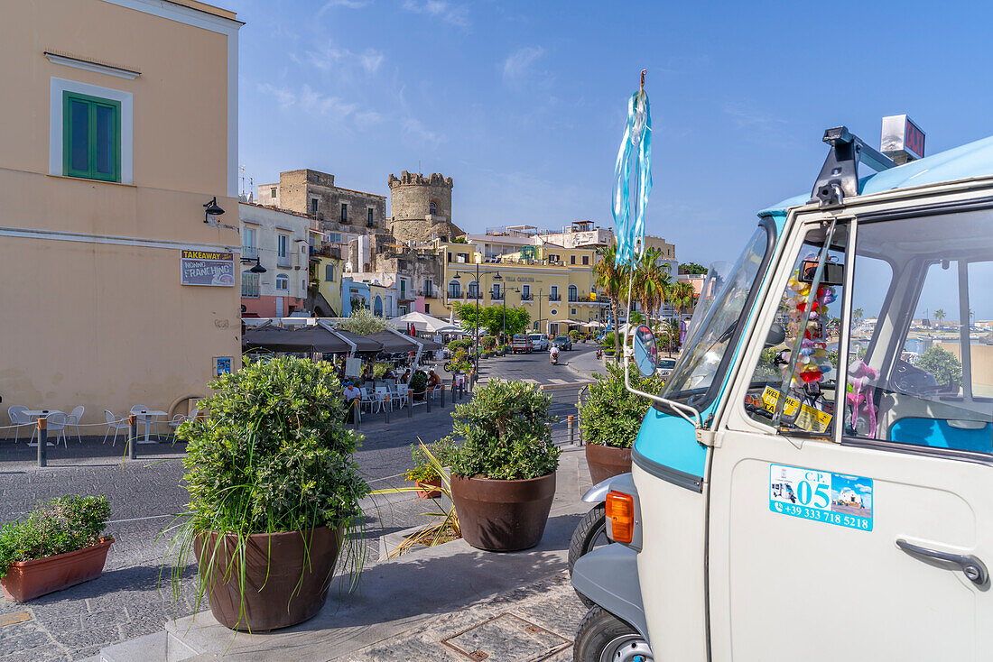 Blick auf Cafés und Bars am Yachthafen und das Museum des Schlosses Torrione,Forio,Insel Ischia,Kampanien,Italien,Europa