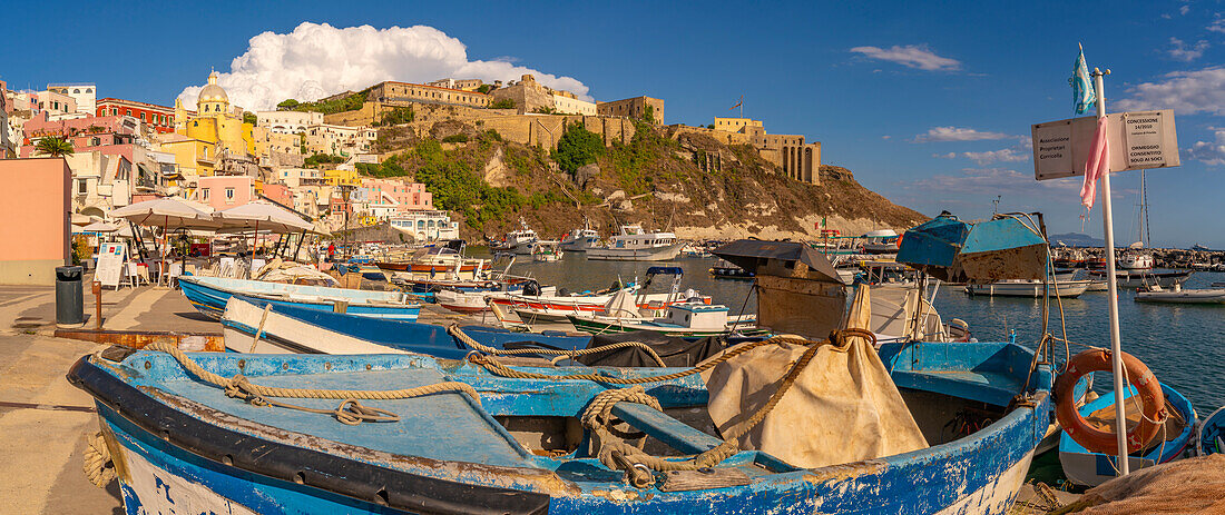 Blick auf Boote in Marina di Corricella und die Kirche Santa Maria delle Grazie im Hintergrund,Procida,Phlegräische Inseln,Golf von Neapel,Kampanien,Süditalien,Italien,Europa