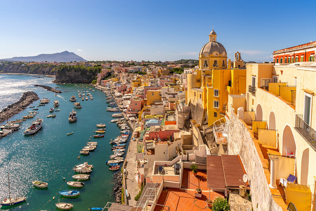 Blick auf Marina di Corricella und die Kirche Santa Maria delle Grazie,Procida,Phlegräische Inseln,Golf von Neapel,Kampanien,Süditalien,Italien,Europa