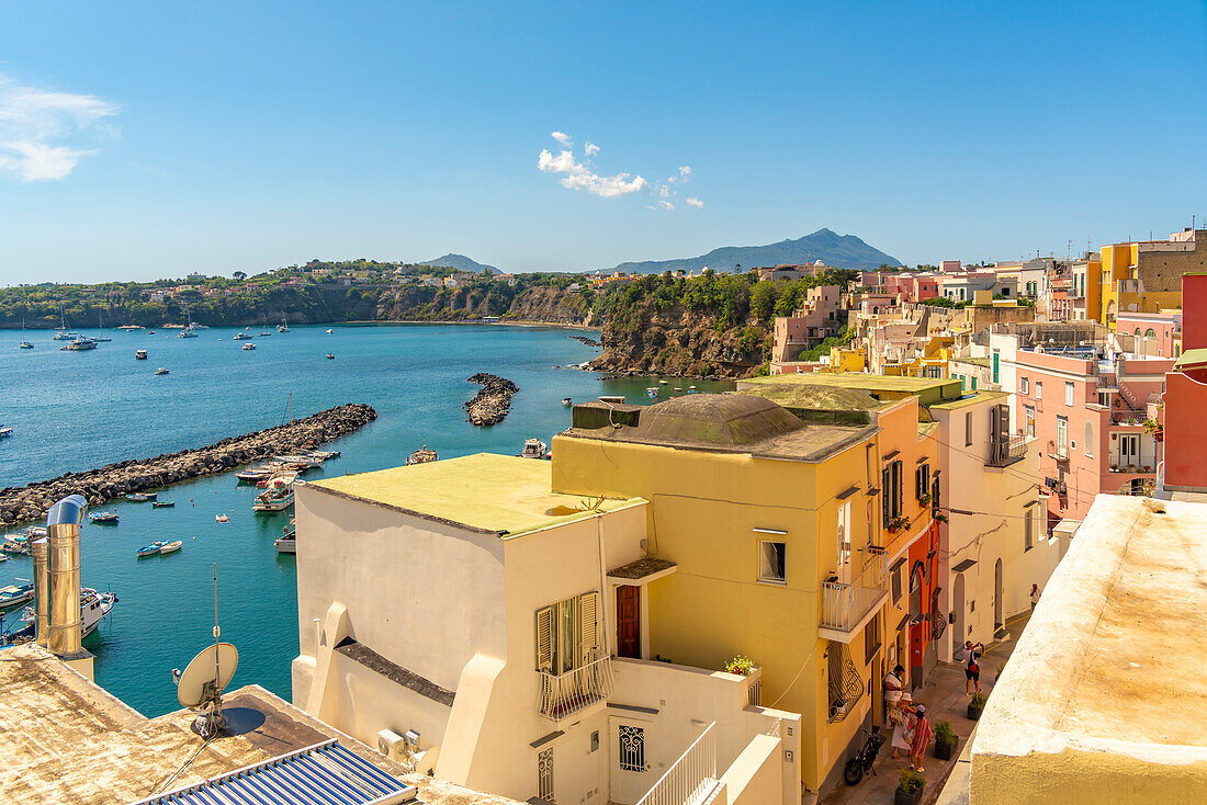 Blick auf Marina di Corricella von der Kirche Santa Maria delle Grazie,Procida,Phlegräische Inseln,Golf von Neapel,Kampanien,Süditalien,Italien,Europa