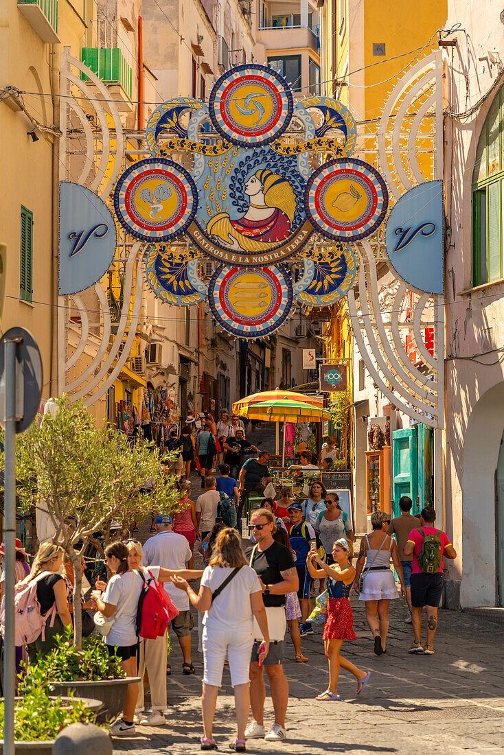 Blick auf Geschäfte in der Via Vittorio Emanuele im Fischereihafen,Procida,Phlegräische Inseln,Golf von Neapel,Kampanien,Süditalien,Italien,Europa