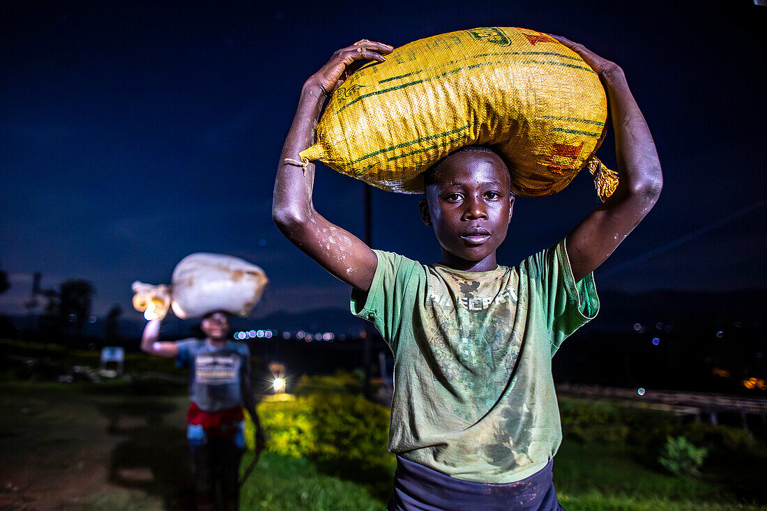 Kinder bringen Kaffeekirschen zu einer Kaffeewaschanlage,Distrikt Rutsiro,Nordprovinz,Ruanda,Ostafrika,Afrika