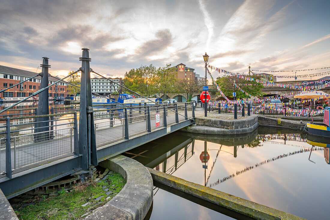 Blick auf Kanalboote an den Victoria Quays bei Sonnenuntergang,Sheffield,South Yorkshire,England,Vereinigtes Königreich,Europa