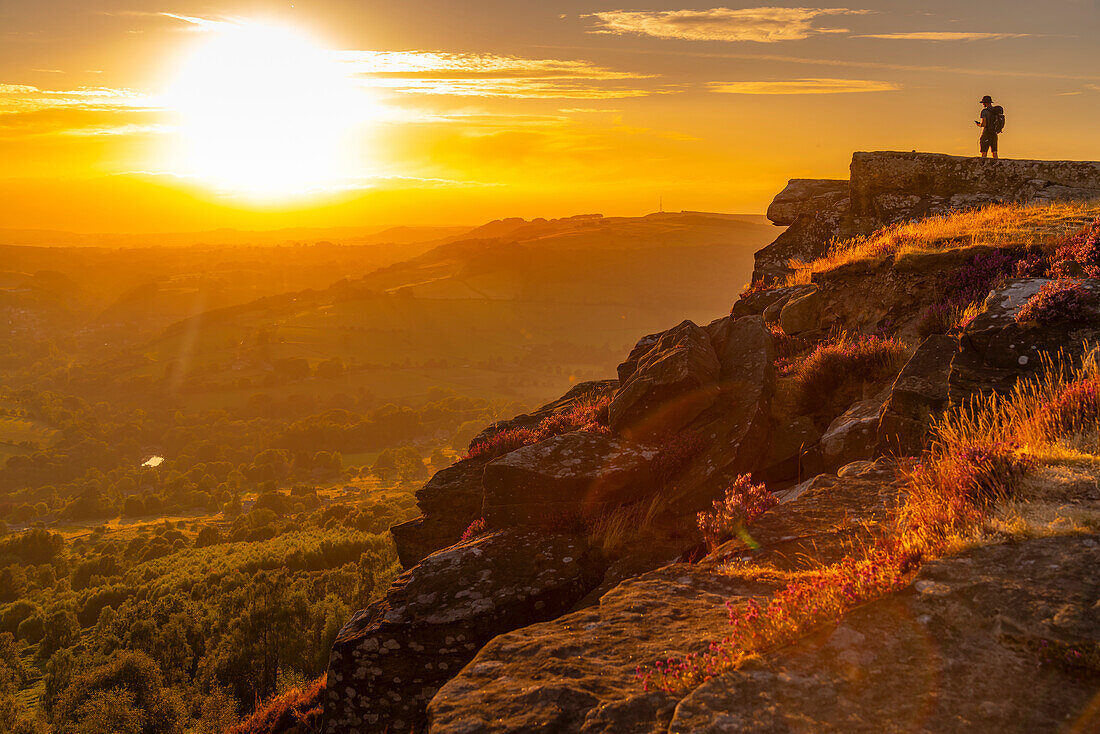 Blick eines Wanderers auf die Landschaft von Curbar Edge bei Sonnenuntergang,Peak District National Park,Baslow,Derbyshire,England,Vereinigtes Königreich,Europa