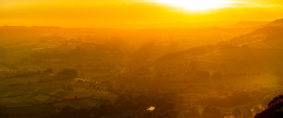 Blick auf die Landschaft von Curbar Edge bei Sonnenuntergang,Peak District National Park,Baslow,Derbyshire,England,Vereinigtes Königreich,Europa