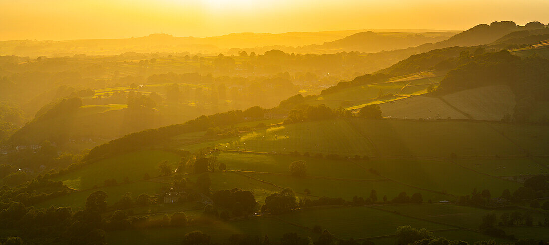 Blick auf die Landschaft von Curbar Edge bei Sonnenuntergang,Peak District National Park,Baslow,Derbyshire,England,Vereinigtes Königreich,Europa