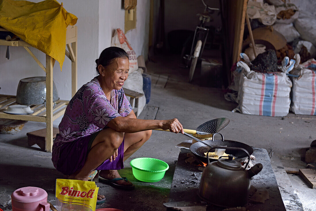 Frau beim Kochen im Kidang Mas Batik House,Lasem,Insel Java,Indonesien,Südostasien,Asien