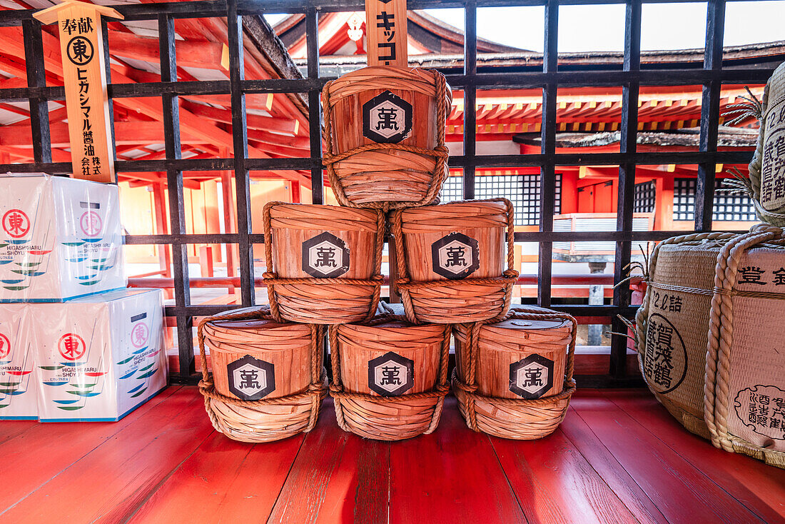 Sake-Fässer mit traditionellen Malereien,am Itsukushima-Schrein,Shinto-Tempel,auf der Insel Miyajima,UNESCO-Weltkulturerbe,Präfektur Hiroshima,Honshu,Japan,Asien