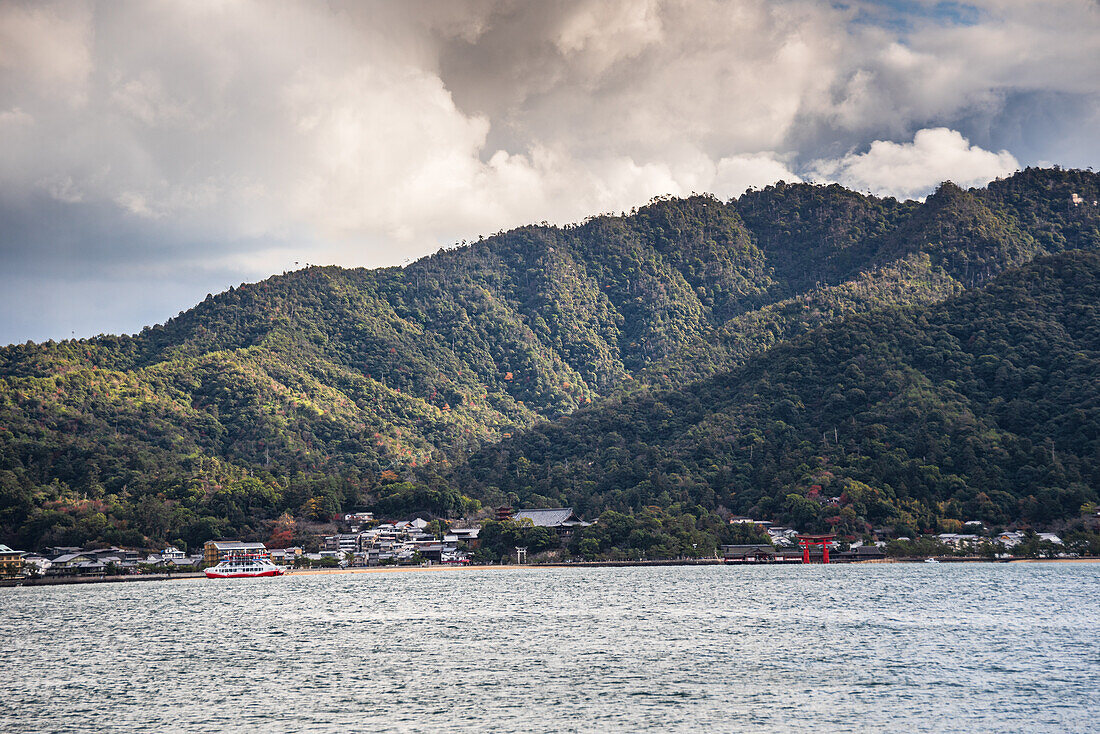 Steile grüne bewaldete Berge,Miyajima,Präfektur Hiroshima,Honshu,Japan,Asien