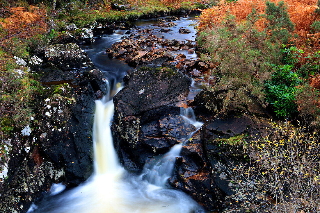 Bergbach mit Wasserfall,Assynt,Highland,Schottland,Vereinigtes Königreich,Europa