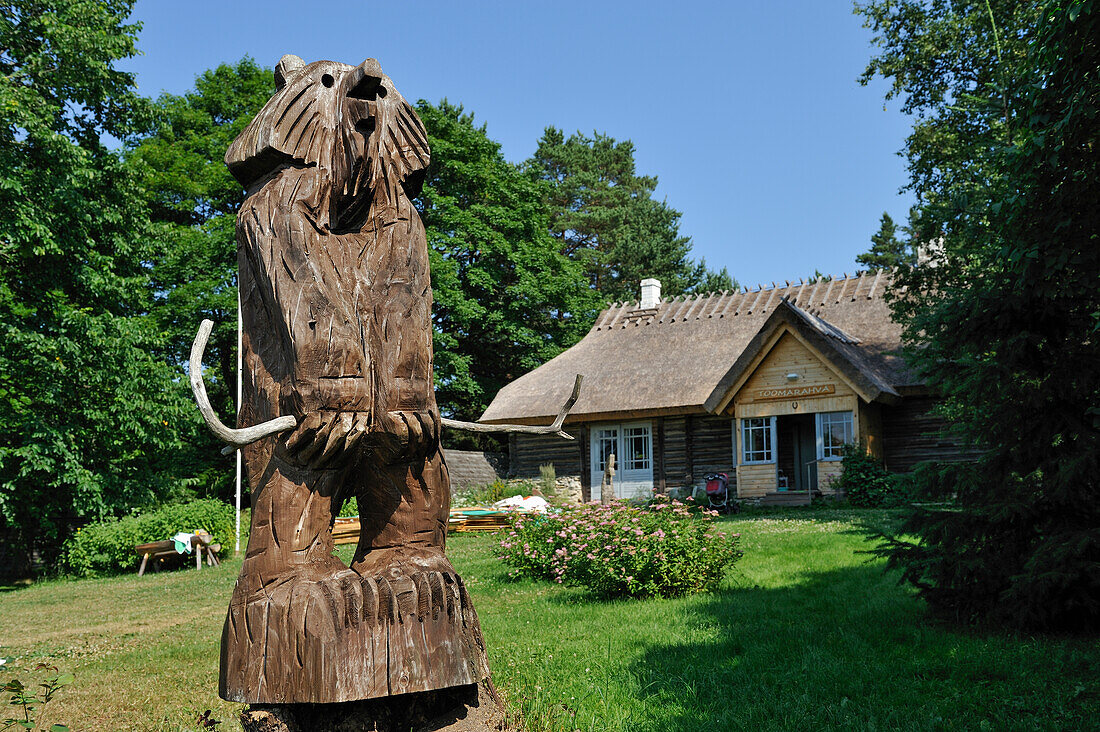 Bärenstatue aus geschnitztem Holz,Toomarahva Tourism Farm,im Nationalpark Lahemaa,im kleinen Fischerdorf Altja,Estland,Europa