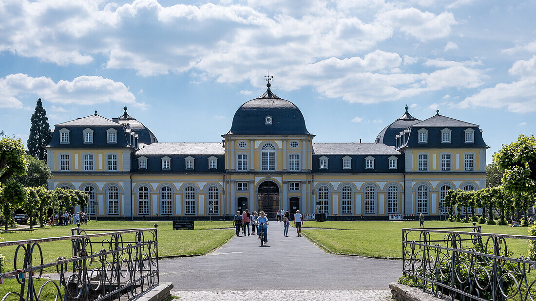 Blick auf die Fassade des Poppelsdorfer Schlosses,ein barockes Gebäude im Stadtteil Poppelsdorf,heute Teil der Universität Bonn,Bonn,Deutschland,Europa