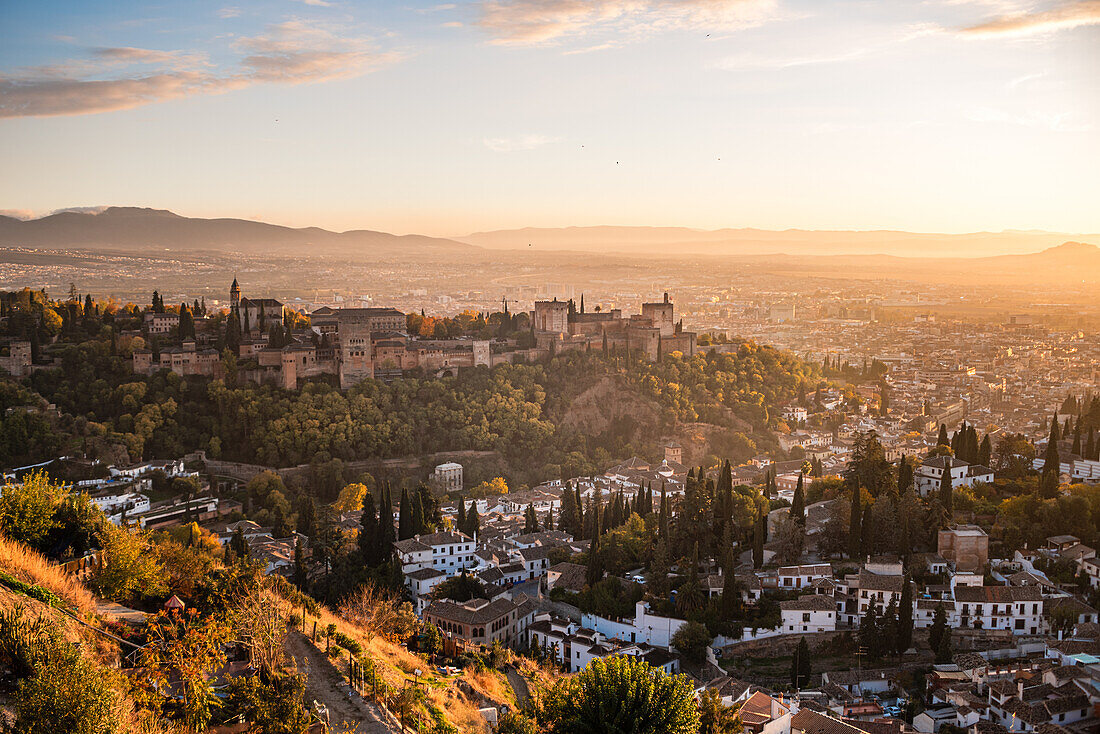 Orange-roter Sonnenuntergang über Granada von San Miguel Alto aus gesehen,über der Alhambra und dem Albaicin,Granada,Andalusien,Spanien,Europa