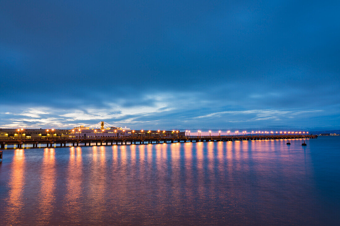 Beleuchteter Pier 7 in der Nacht,San Francisco,Kalifornien,Vereinigte Staaten von Amerika,Nordamerika