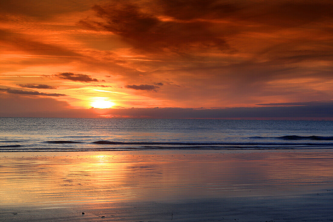 Sonnenuntergang über dem Bristolkanal von der Dunraven Bay,Southerndown,Südwales,Vereinigtes Königreich,Europa