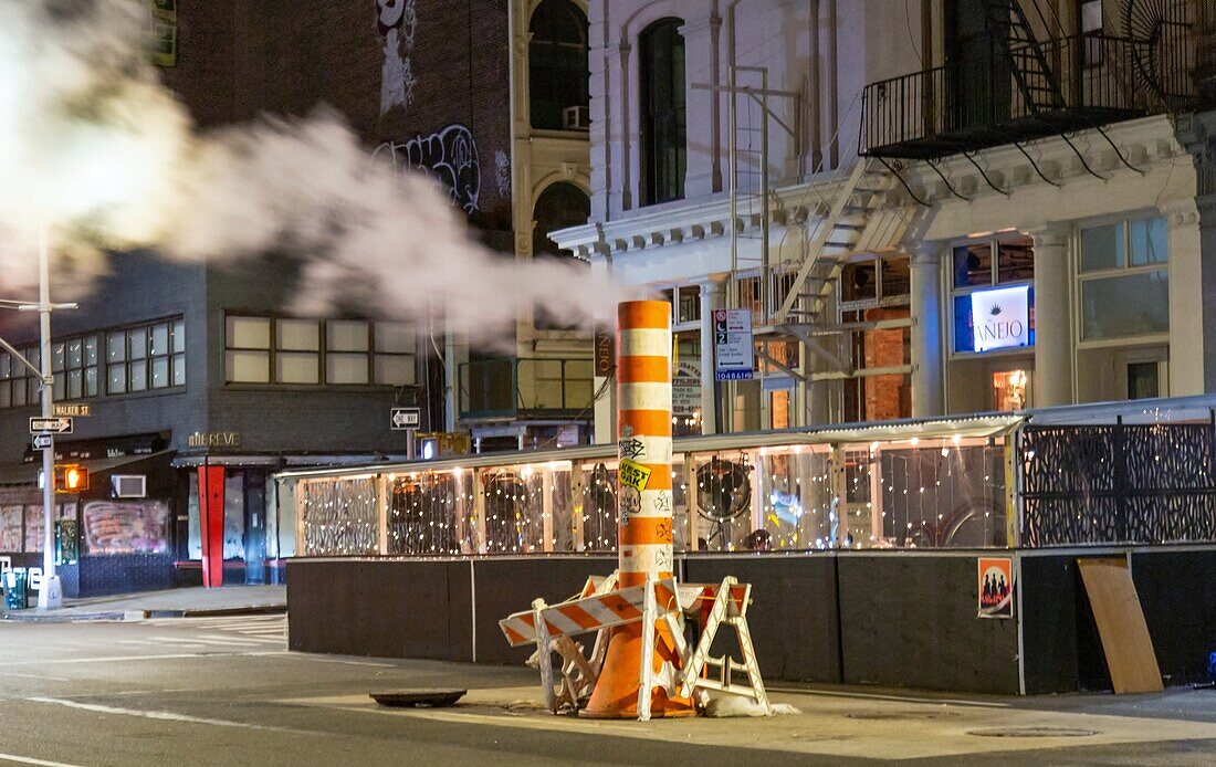 Steam emitted from the New York Steam System, dating back to 1882 providing steam to heat, cool or disinfect around 1,700 buildings, New York, United States of America, North America (Excess steam is vented from orange and white funnels known as stacks.)