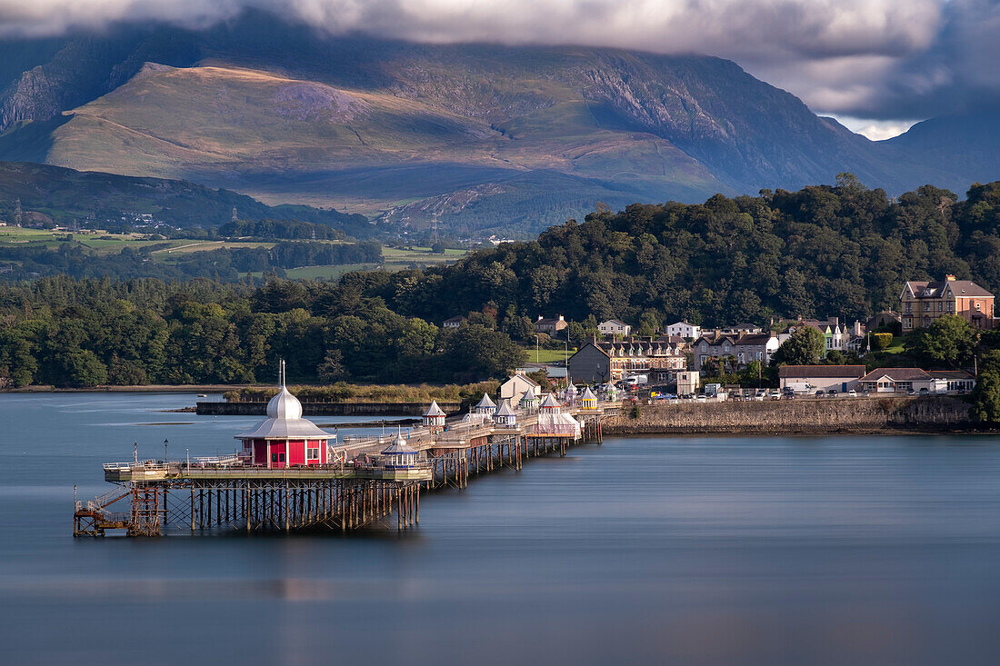 Bangor Pier und die Menai Strait im Hintergrund der Carneddau Mountains von Snowdonia (Eryri) im Sommer,Anglesey,Nordwales,Vereinigtes Königreich,Europa