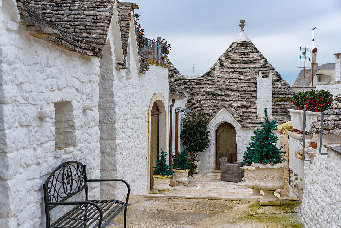 Alberobello ikonischen alten Trullo und Trulli weißen Häusern mit Steindecken in konischer Form,UNESCO-Welterbe,Alberobello,Apulien,Italien,Europa