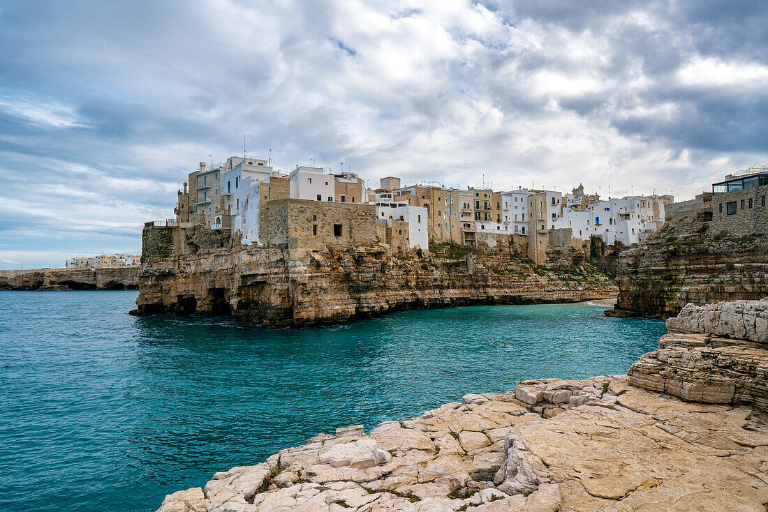 Polignano a Mare historic coastal city with traditional houses on the Adriatic Sea cliffs with turquoise water, Polignano a Mare, Apulia, Italy, Europe