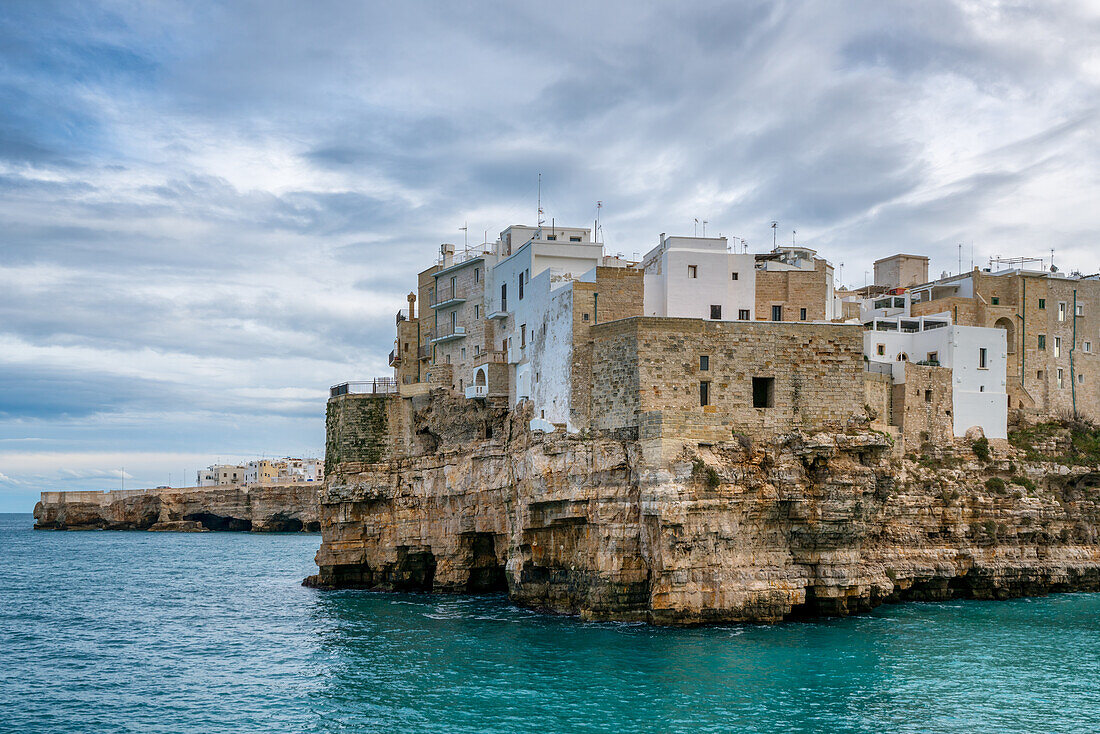 Polignano a Mare historisches Küstenstädtchen mit traditionellen Häusern an den Klippen der Adria mit türkisfarbenem Wasser,Polignano a Mare,Apulien,Italien,Europa