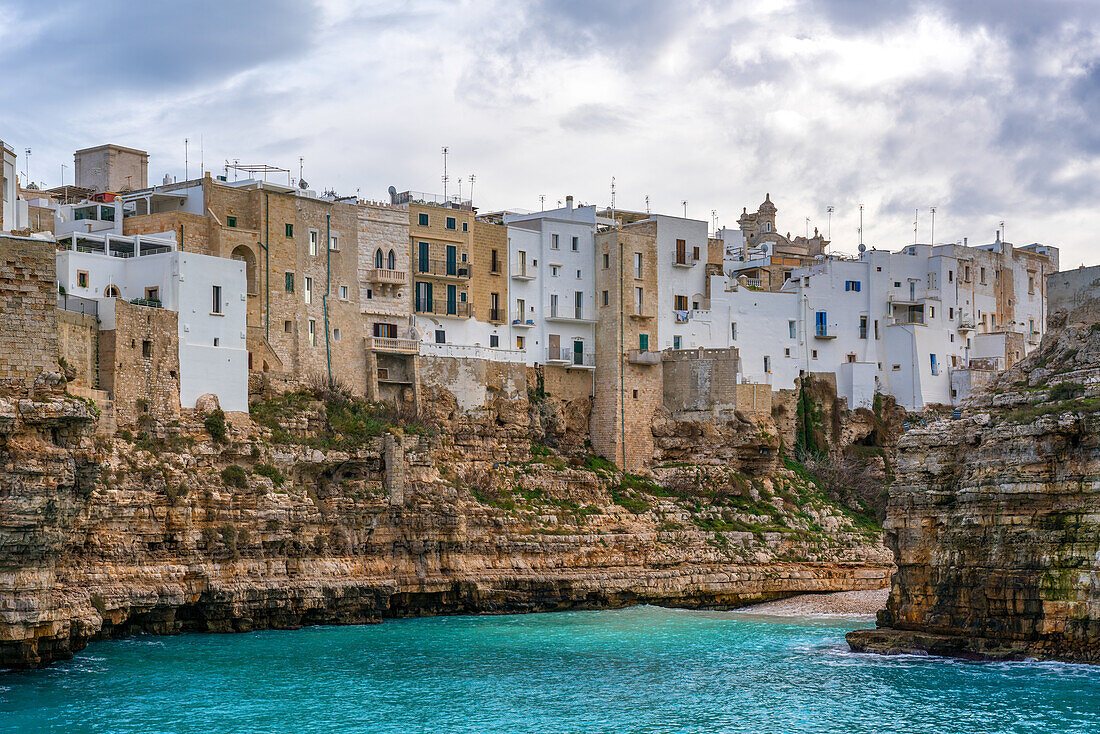 Polignano a Mare historic coastal city with traditional houses on the Adriatic Sea cliffs with turquoise water, Polignano a Mare, Apulia, Italy, Europe