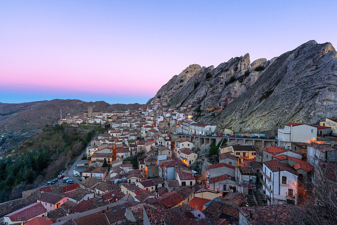 Pietrapertosa historisches Dorf mit Steinhäusern in den Bergen bei Sonnenaufgang,Pietraperosa,Basilikata,Italien,Europa