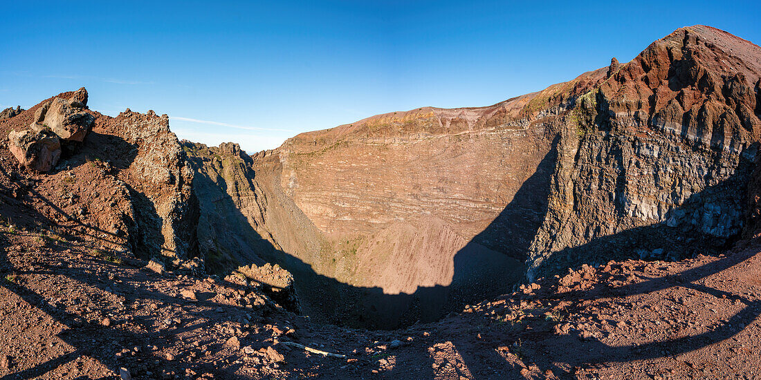 Vulkankrater des Vesuvs und rote Felslandschaft,bei Neapel,Kampanien,Italien,Europa