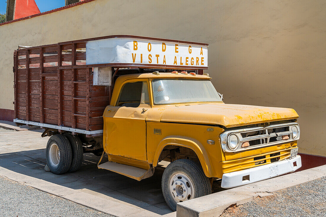 Alter Pickup-Truck auf dem Weingut Vista Alegre,Ica,Peru,Südamerika