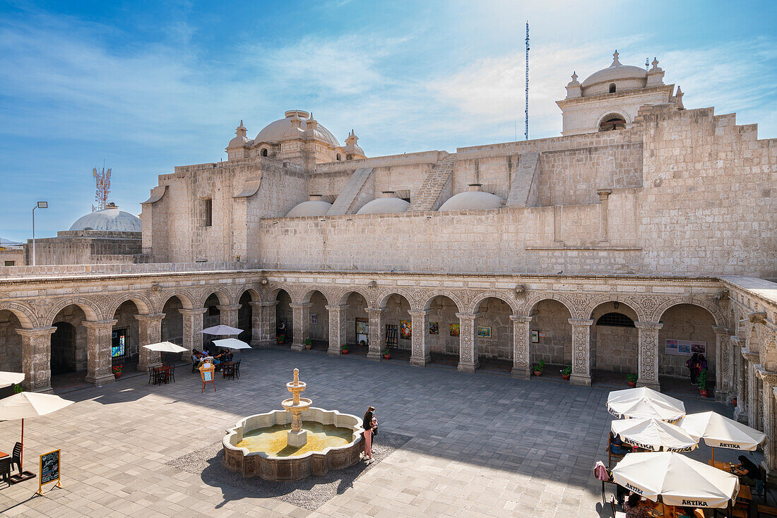 Innenhof mit Springbrunnen im Kloster der Gesellschaft,Arequipa,Peru,Südamerika